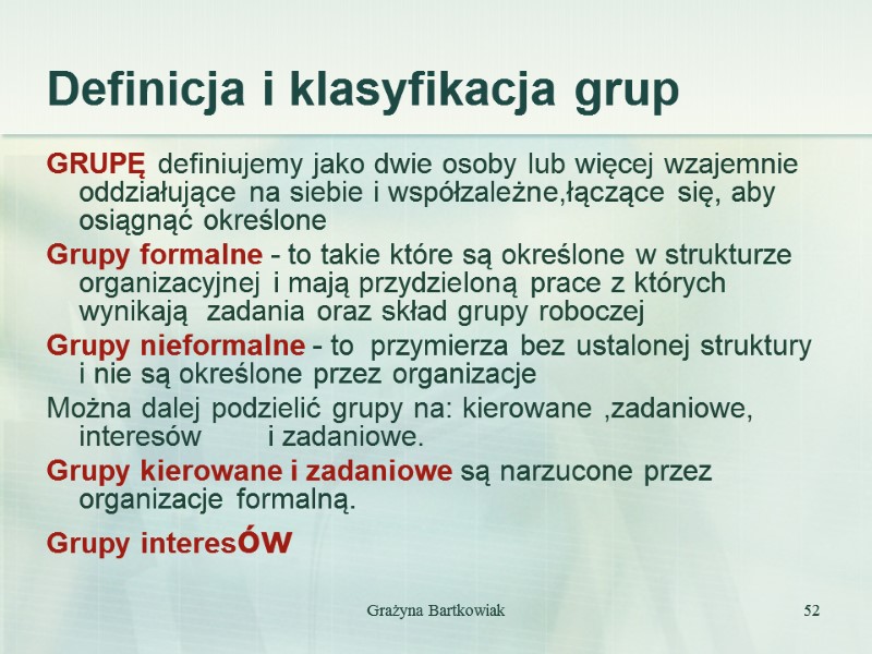 Definicja i klasyfikacja grup GRUPĘ definiujemy jako dwie osoby lub więcej wzajemnie oddziałujące na